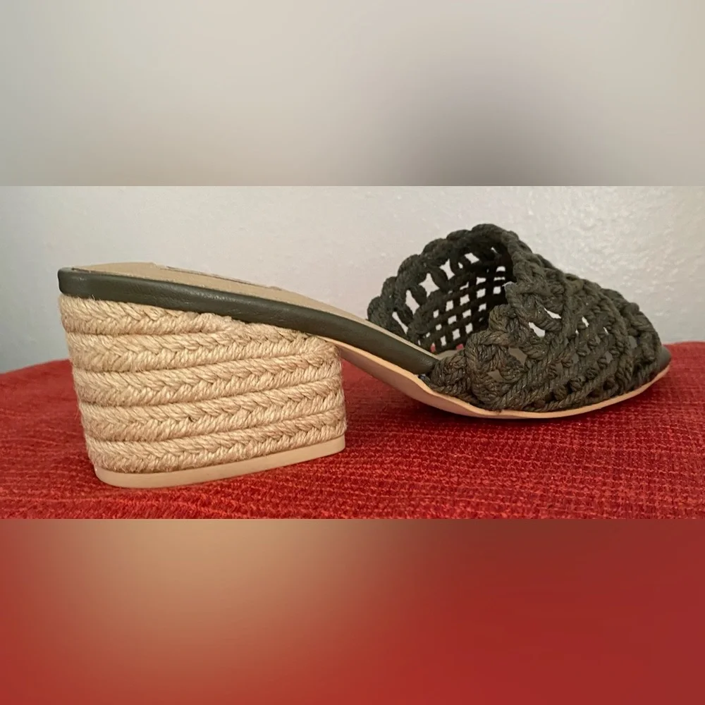 NWT....MIA Women's Limited Edition khaki Espadrille Sandals